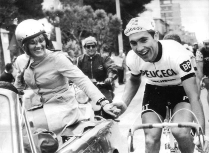 Giro d&#39;Italia 1967: il giovane campione belga scherza con Caterina Caselli alla partenza della tappa Riccione - Lido degli estensi (Ap)